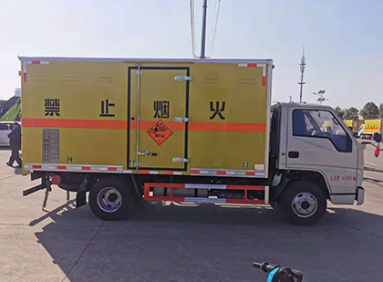 阜龙乡爆破器材运输车